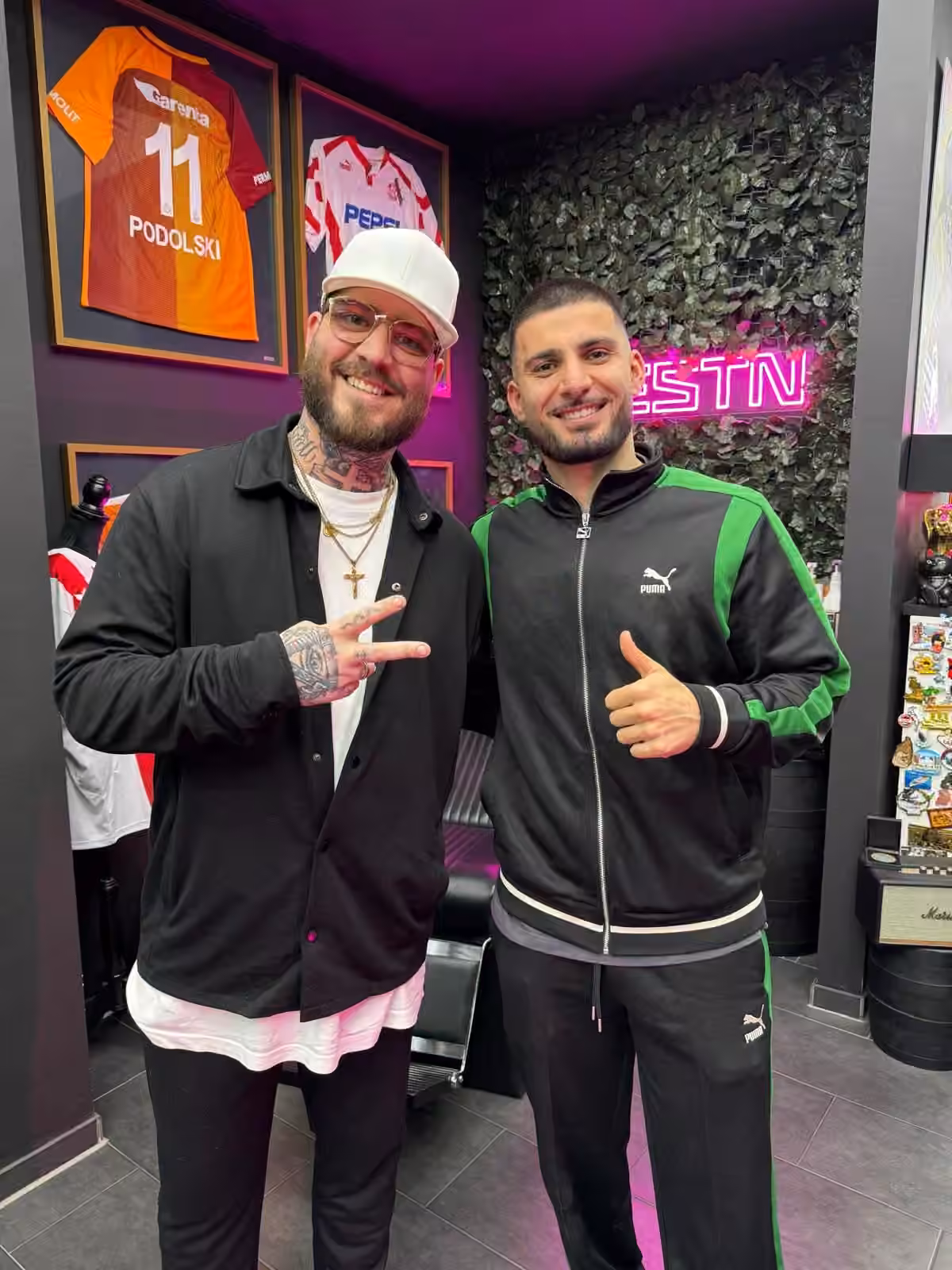 Undav Felix Hohleich und Profi Fußballer Deniz Undav im BESTN Barbershop Köln