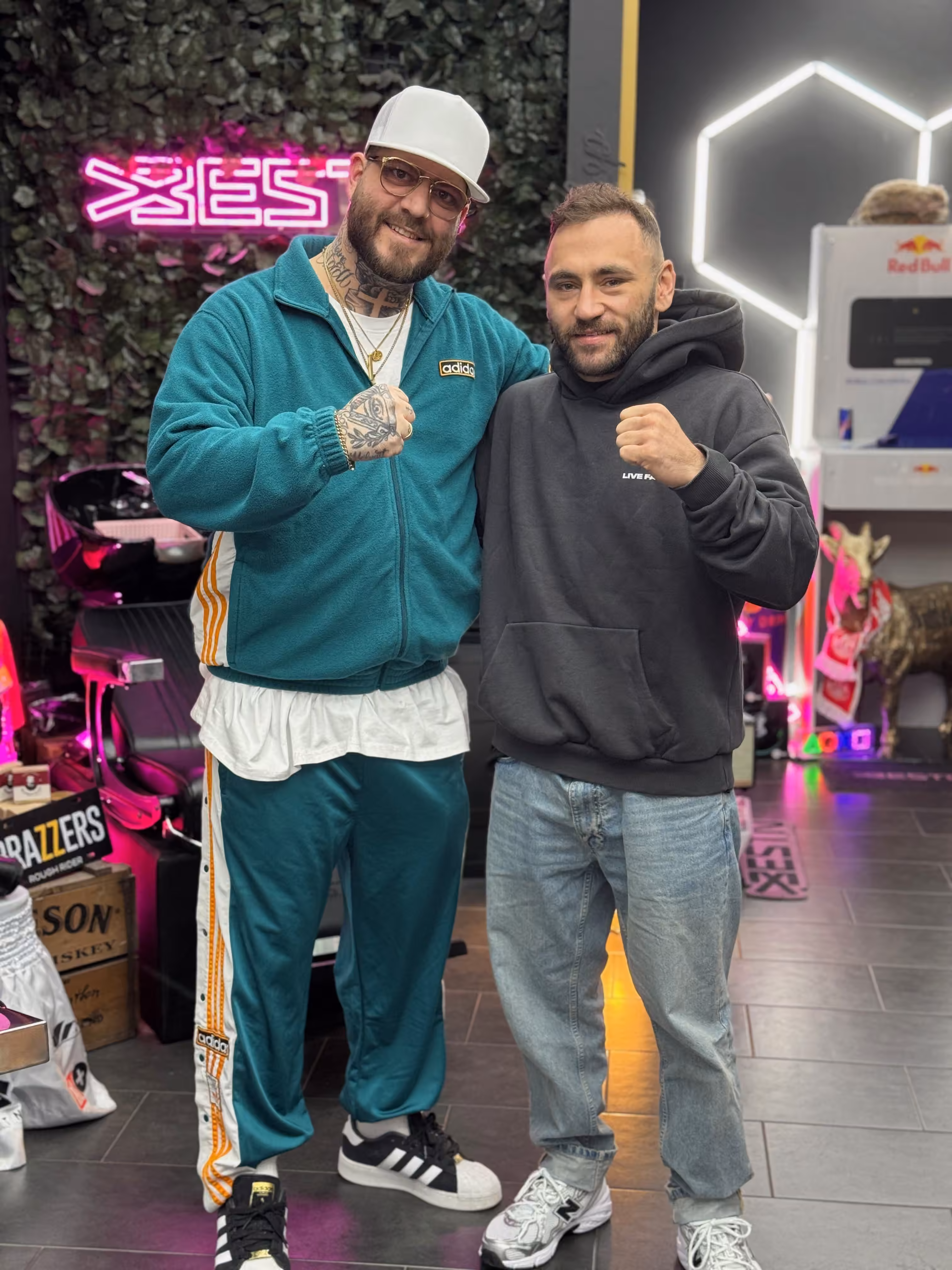 ilbay Felix Hohleich gemeinsam mit MMA-Kämpfer und ehemaligen Profiboxer Deniz Ilbay im BESTN Barbershop Köln