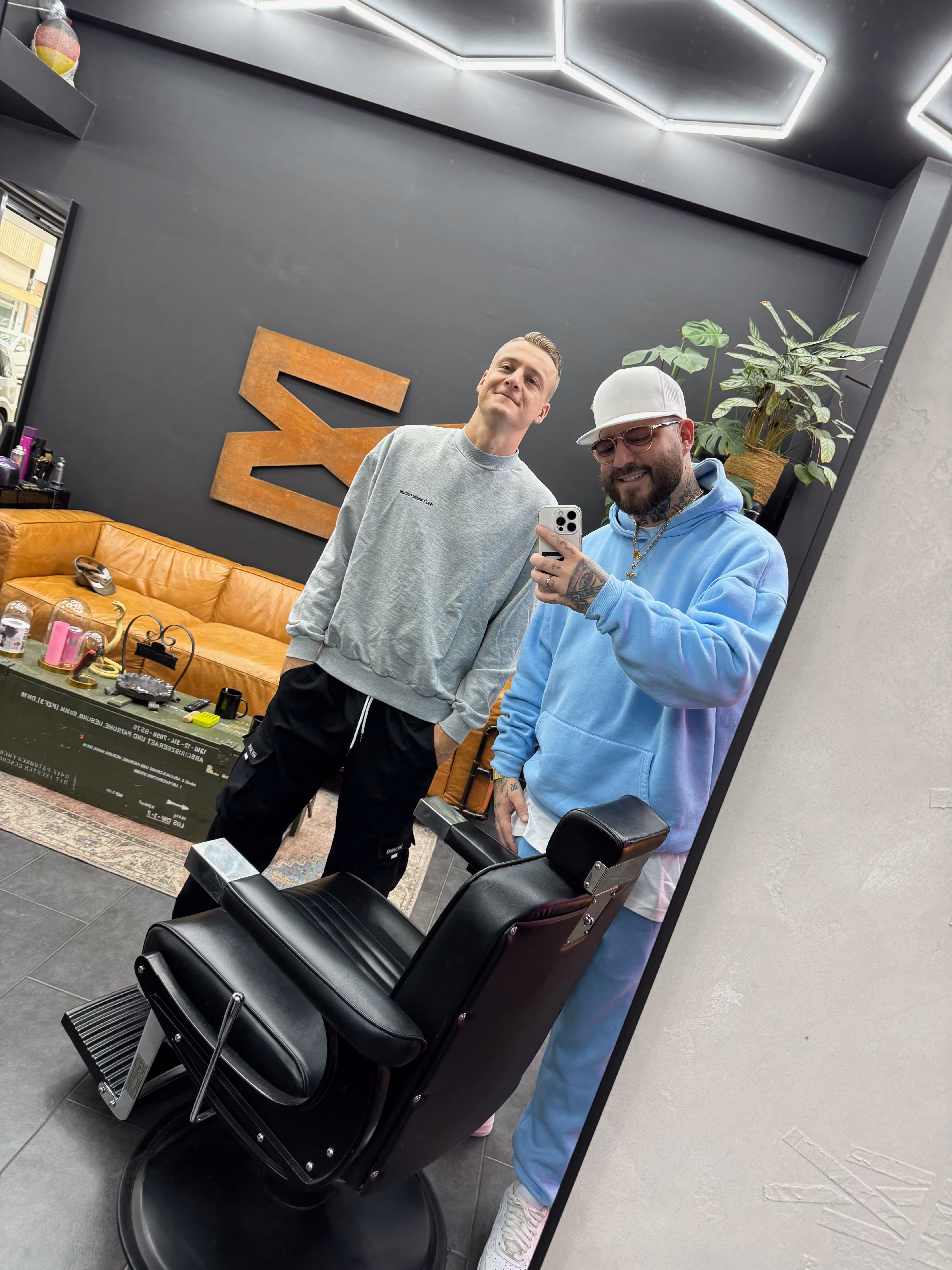 kroos Felix Hohleich zusammen mit Felix Kroos, dem Bruder von Toni Kroos im BESTN Barbershop Köln