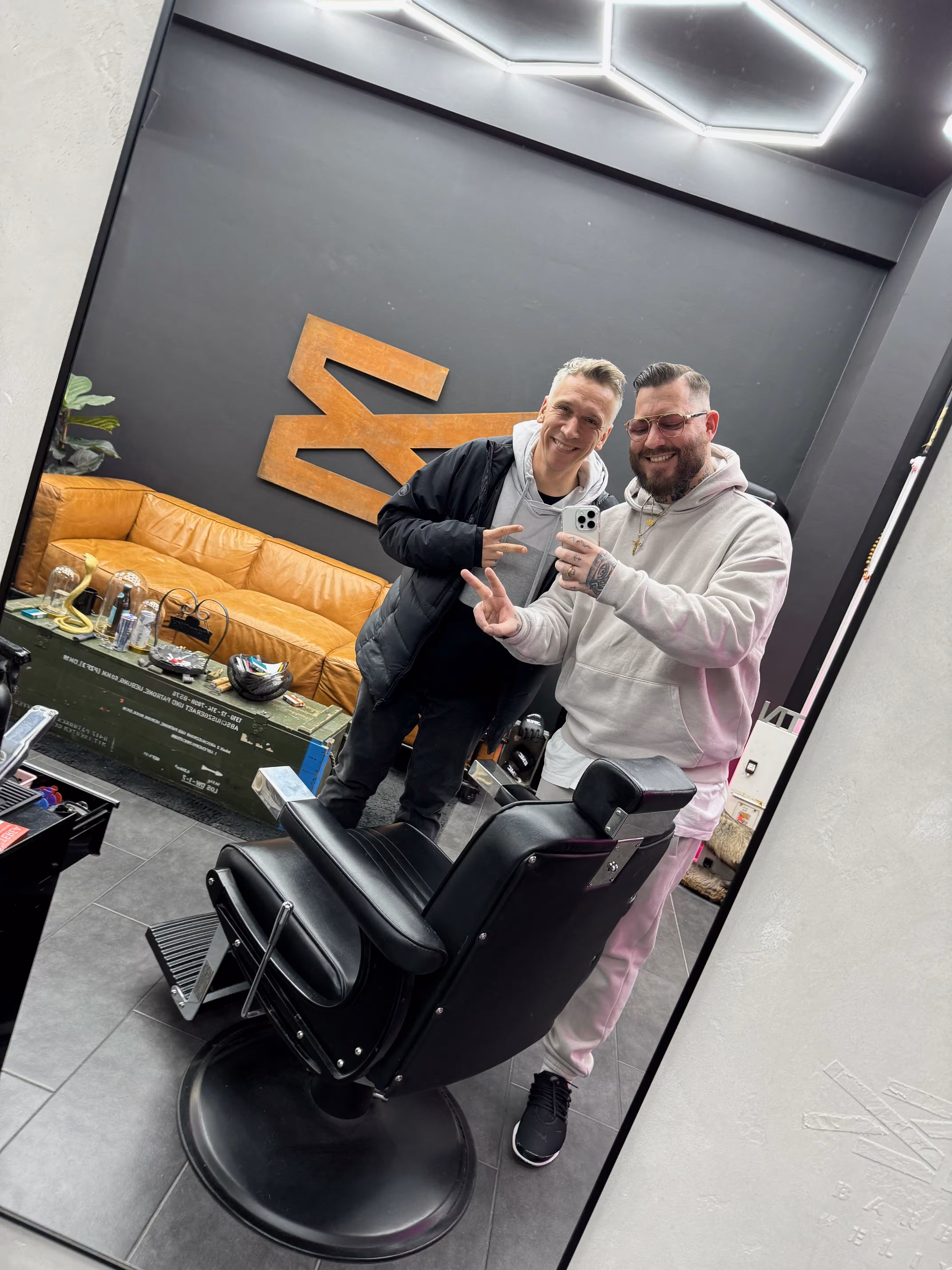 campmann Bastian Campmann, Sänger der Kölner Band Kasalla, gemeinsam mit Felix Hohleich im BESTN Barbershop Köln