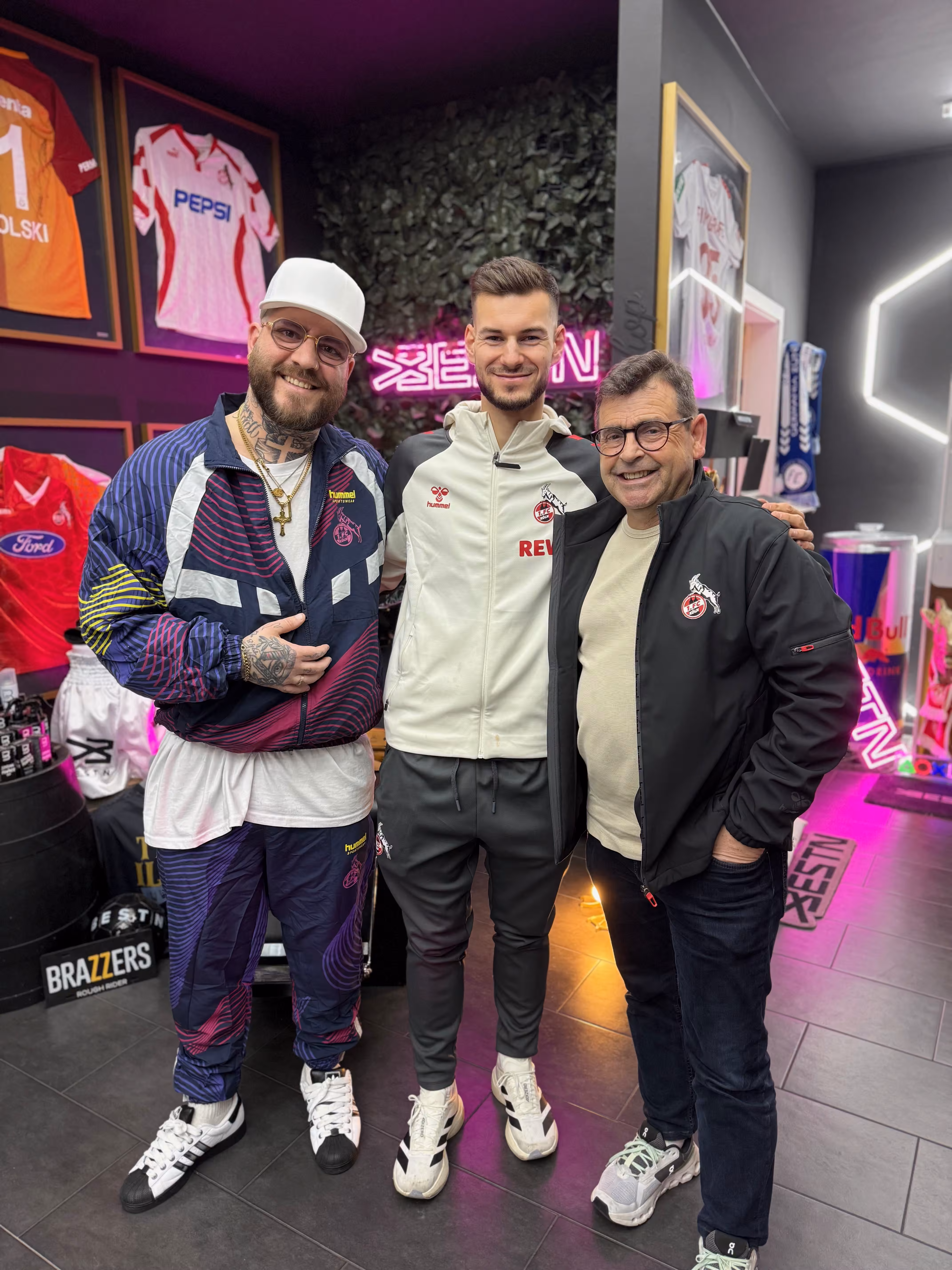krauß Felix Hohleich neben dem Profi des 1. FC Köln Tom Krauß
